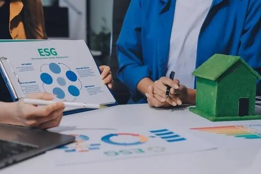 ESG 차트와 초록색 집 모형. ESG 차트와 초록색 집 모형.