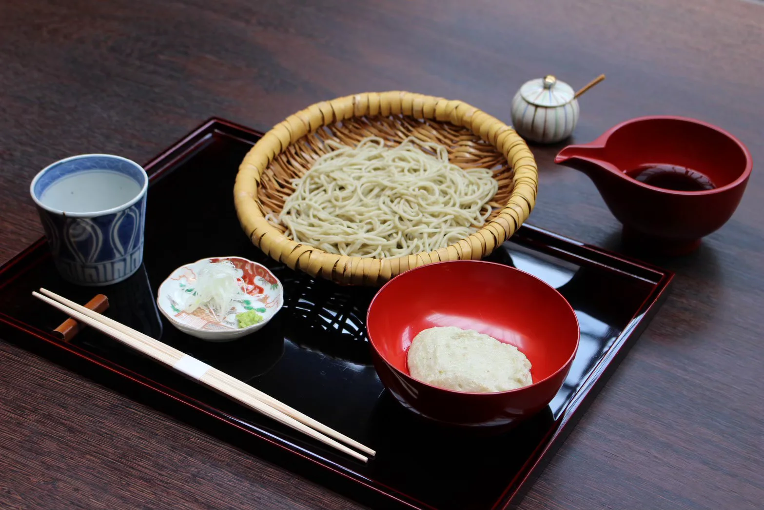 太宰府の自然に囲まれ歴史が息づく空間の中で、こだわりのお蕎麦とくつろぎのひとときを届ける。